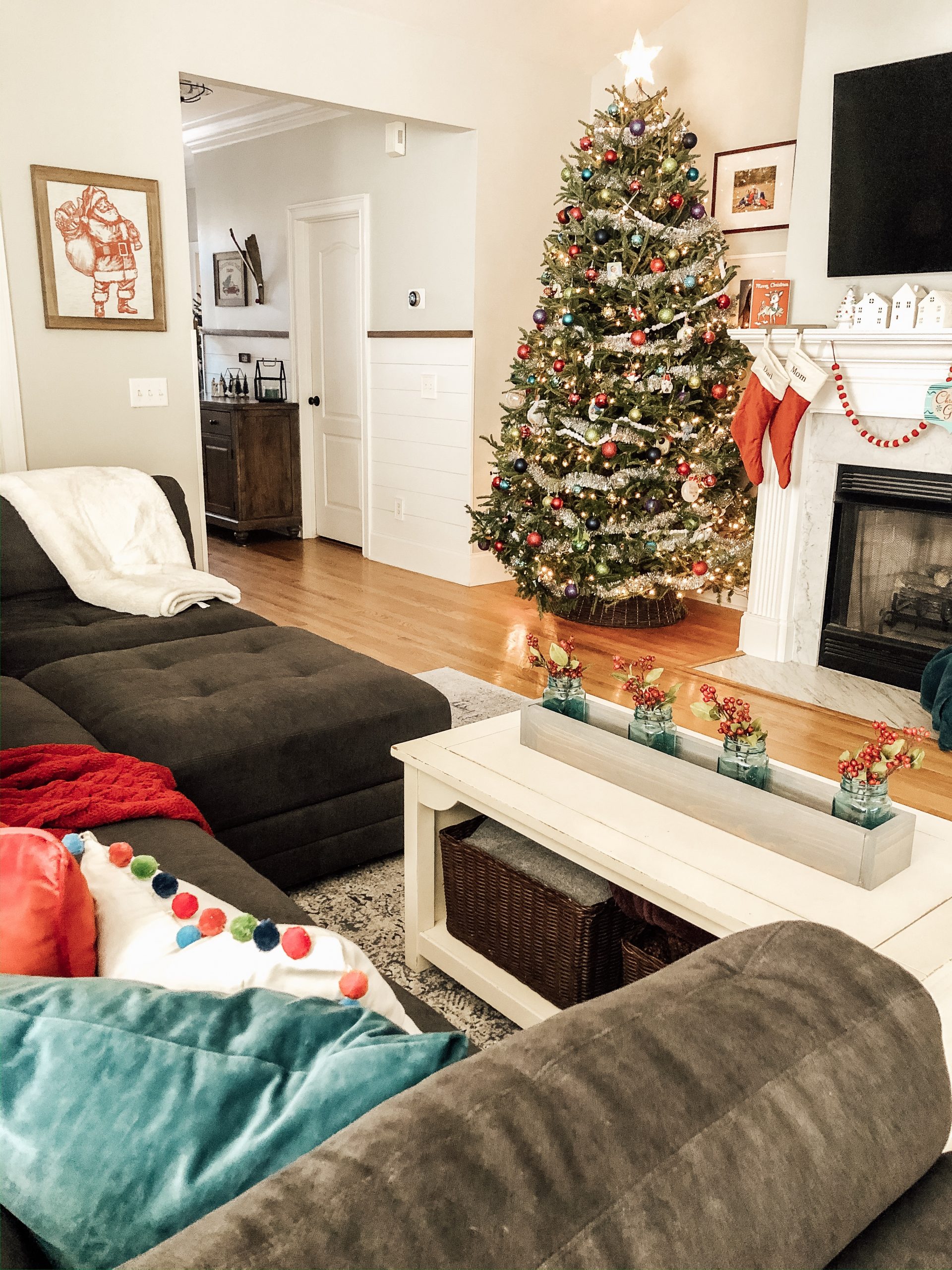 Retro inspired farmhouse Christmas living room. - Cribbs Style