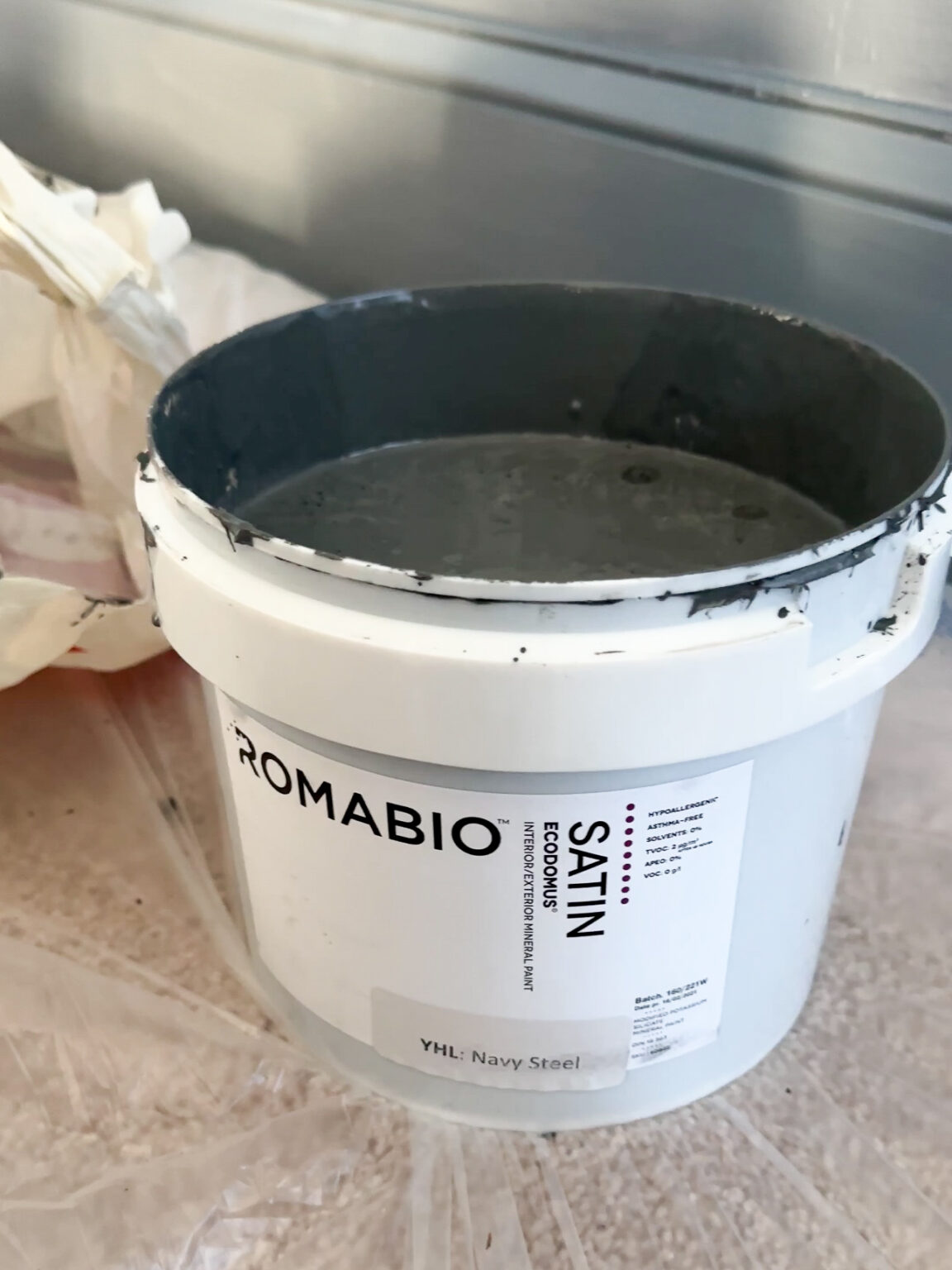 How to create a dramatic monochromatic media room with Romabio Interior